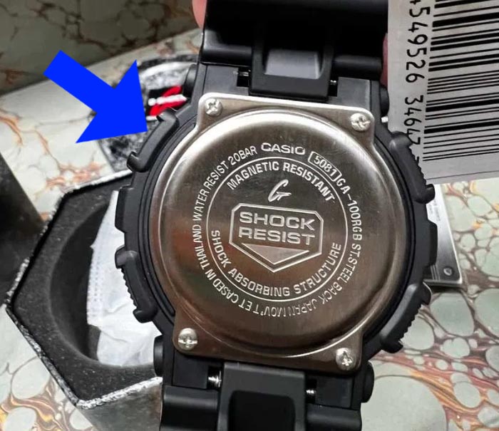 Casio G-Shock GA-100RGB-1A tapa trasera atornillada